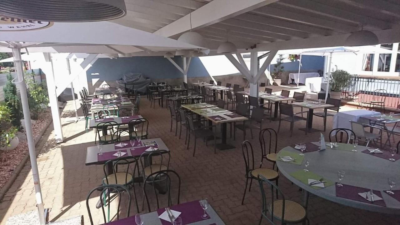 Logis Hotel Aux Comtes De Hanau Ingwiller Bagian luar foto